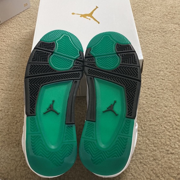 Woman’s Air Jordan 4 Retro white/black/lucid-green - Picture 5 of 6